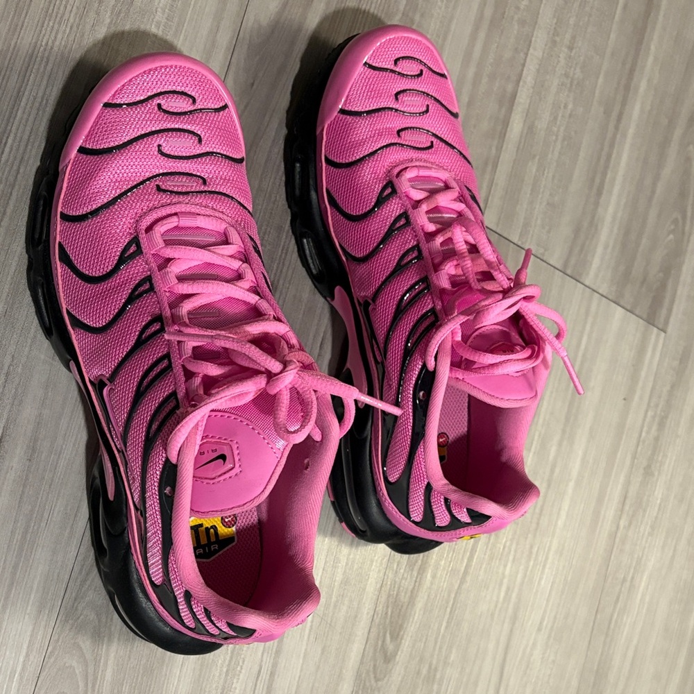 Womens pink and black Nike air max SE